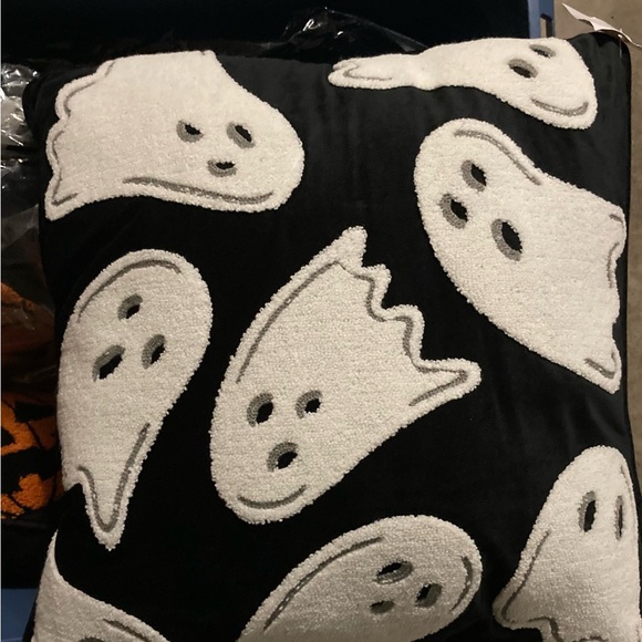 🎃 Kirklands Home Ghost 18x18 Halloween Pillow👻 - Picture 1 of 4
